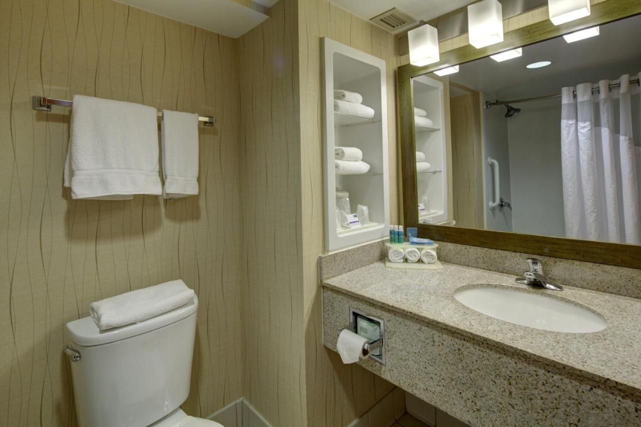 Holiday Inn Express Hotel & Suites Emporia By Ihg Eksteriør billede