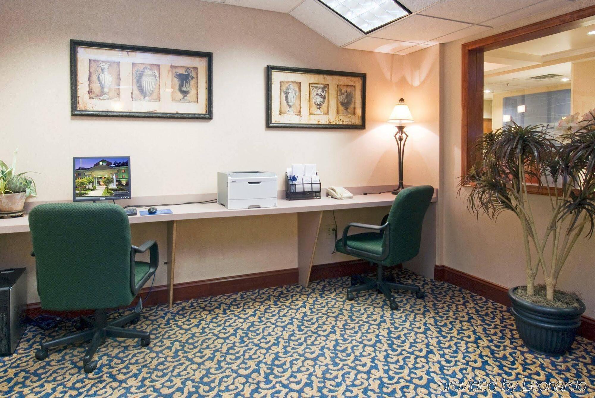 Holiday Inn Express Hotel & Suites Emporia By Ihg Eksteriør billede
